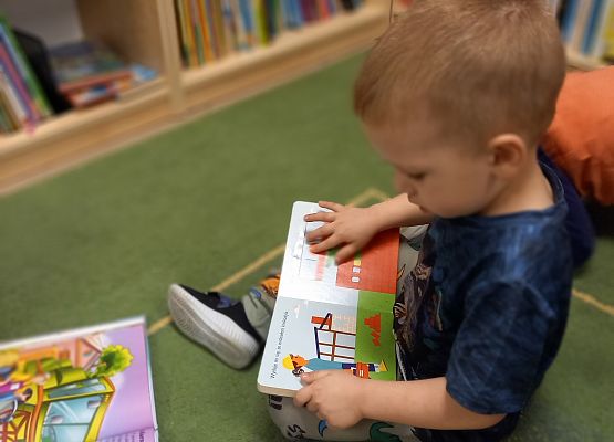 chłopiec przegląda książkę