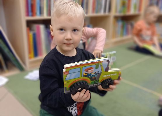 chłopiec trzyma książeczkę