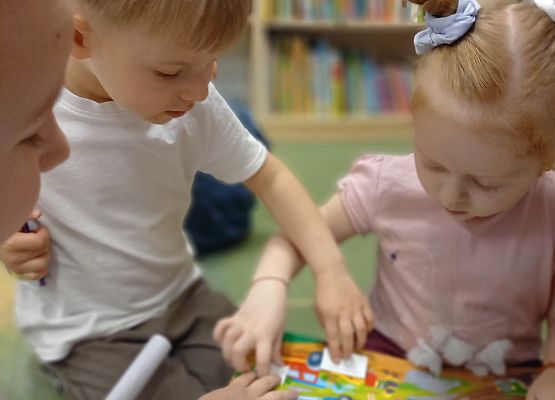 dzieci przeglądają książkę