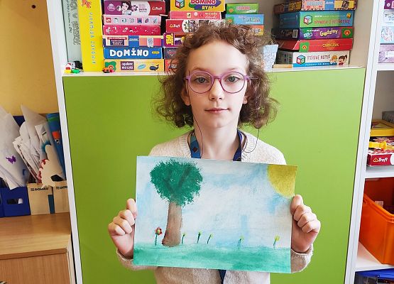 uczennica prezentuje swoją pracę plastyczną