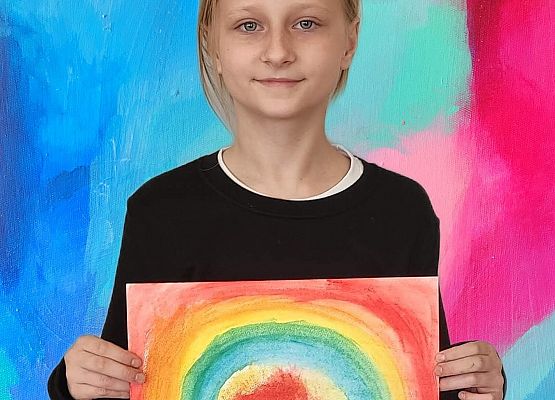 uczennica prezentuje wykonaną pracę plastyczną