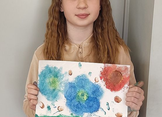 uczennica prezentuje swoją pracę plastyczną