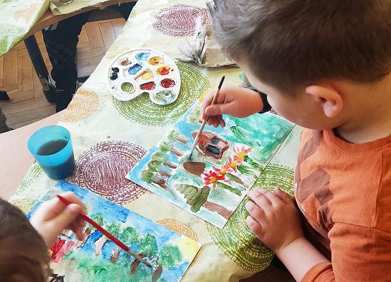 uczniowie malują techniką mokre na mokre