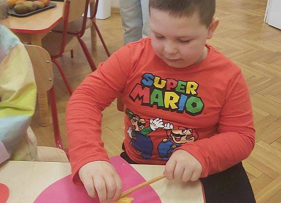 chłopiec kroi owoce