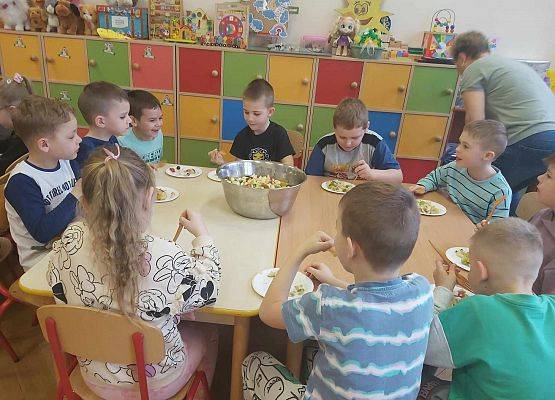dzieci jedzą sałatkę