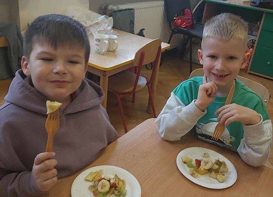 dzieci jedzą sałatkę
