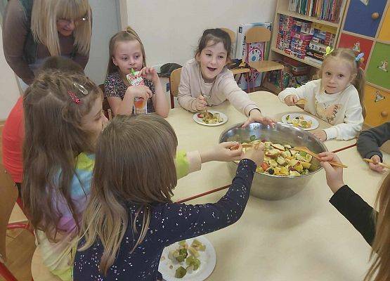 dzieci jedzą sałatkę