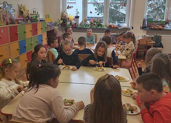 dzieci jedzą sałatkę