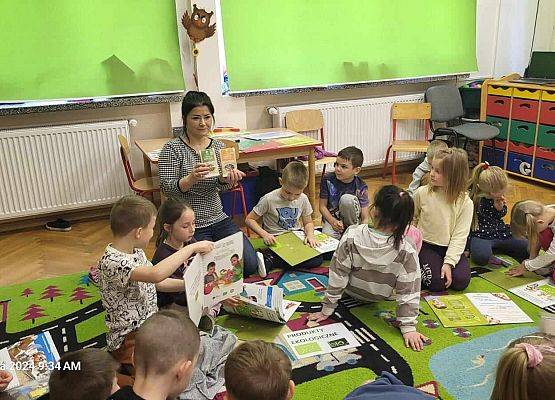 dzieci oglądają produkty ekologiczne