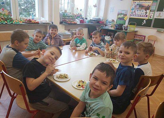 dzieci jedzą sałatkę