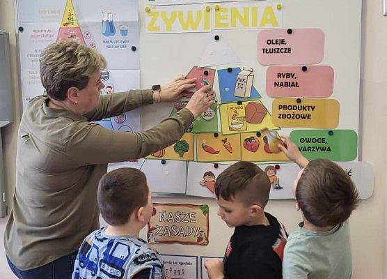 dzieci stoją przy tablicy