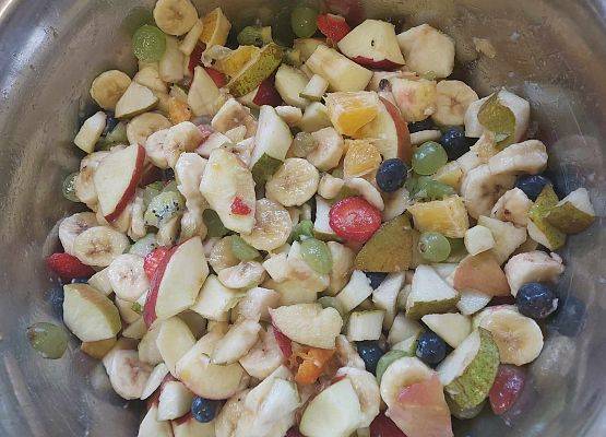 sałatka owocowa zrobiona przez dzieci