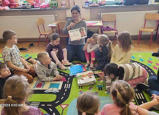 dzieci słuchają nauczycielki