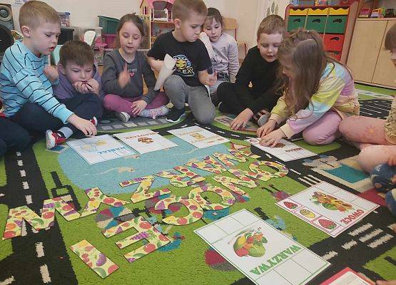 dzieci pracują w grupie