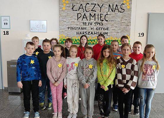 uczniowie przy gazetce tematycznej