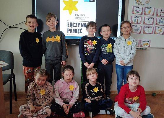 uczniowie z żonkilami