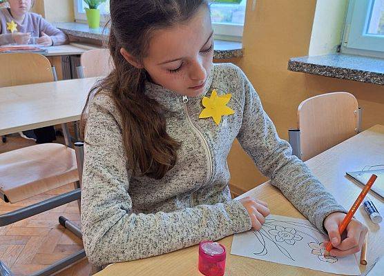 dziewczynka koloruje