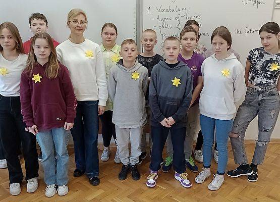 uczniowie z nauczycielką