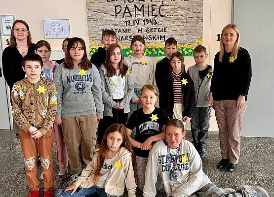 uczniowie z nauczycielkami przy gazetce tematycznej