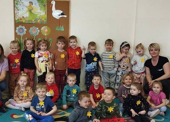 przedszkolaki z paniami pozują do zdjęcia