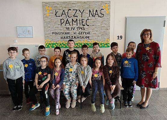 uczniowie z panią wicedyrektor