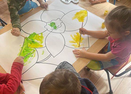 dzieci kolorują farbami