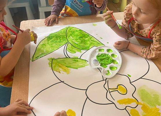 dzieci kolorują farbami