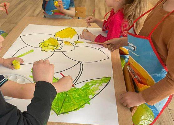 dzieci kolorują farbami