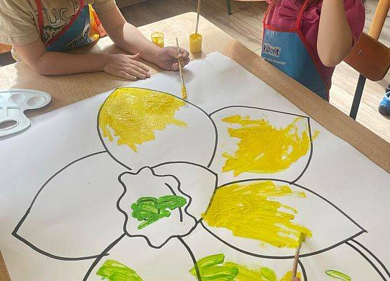 dzieci kolorują farbami