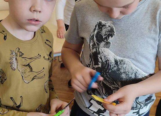 uczniowie robią papierowe żonkile