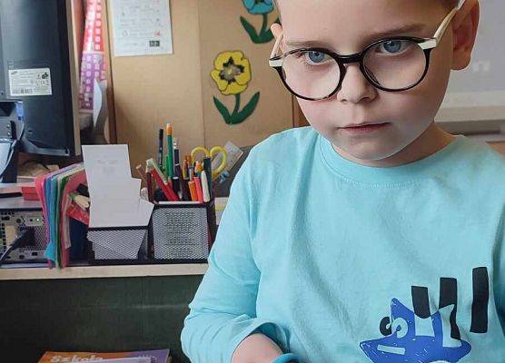 uczeń wycinaa papierowego żonkila