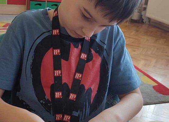 uczeń składa papierowego żonkila