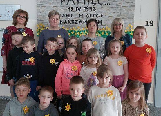 grupa dzieci z nauczycielkami przy gazetce tematycznej