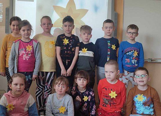 uczniowie z żonkilami