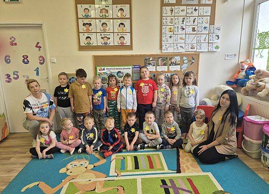 przedszkolaki z nauczycielką