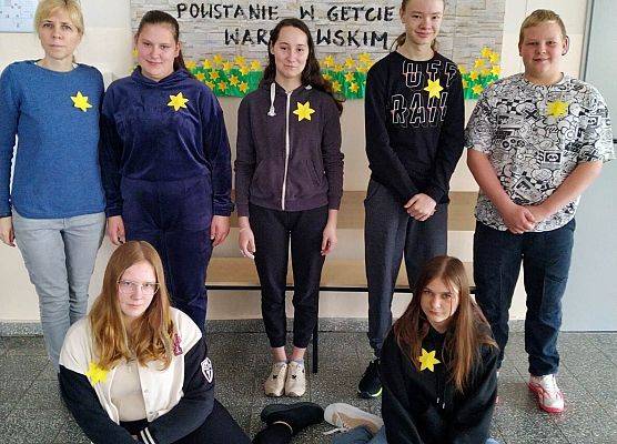 uczniowie z nauczycielką przy gazetce tematycznej