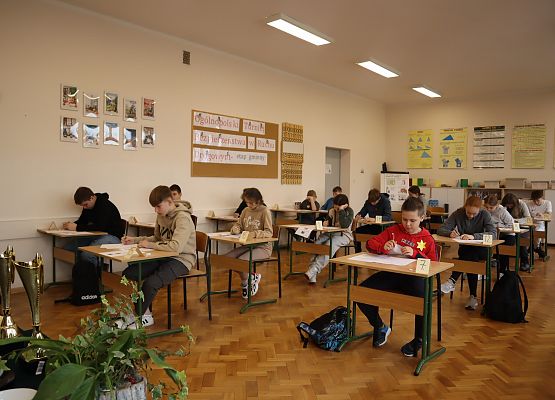 uczestnicy turnieju rozwiązują testy