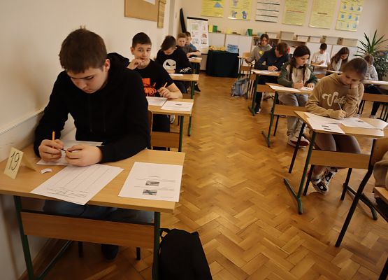 uczestnicy turnieju rozwiązują testy