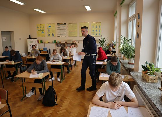 uczestnicy turnieju rozwiązują testy,