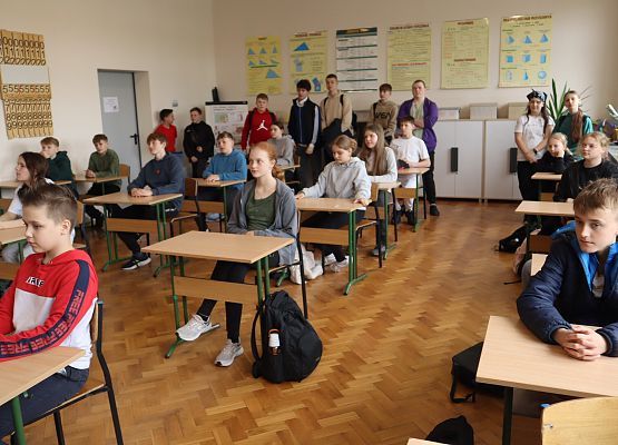 uczestnicy siedzą przy stolikach