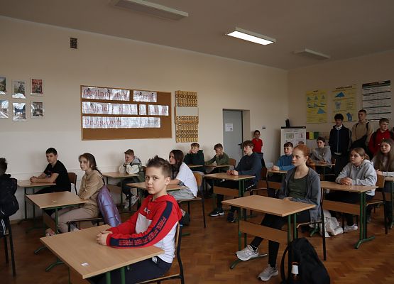 uczestnicy siedzą przy stolikach