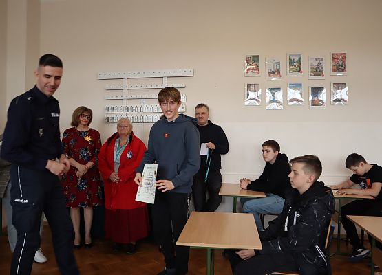 uczestnik odbiera nagrodę