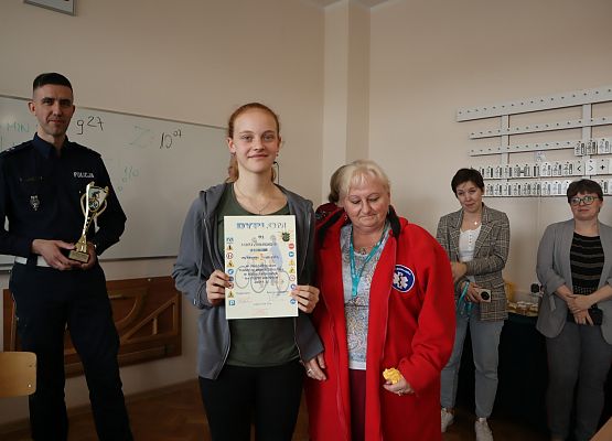 uczennica prezentuje dyplom