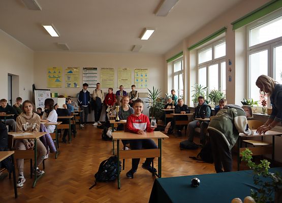 uczestnicy siedzą przy stolikach