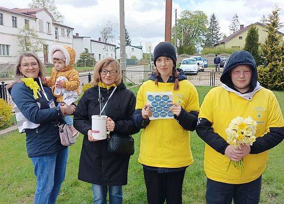 wolontariusze przed kościołem w Łebieniu
