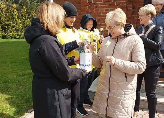 wolontariusze przed kościołem w Łebieniu