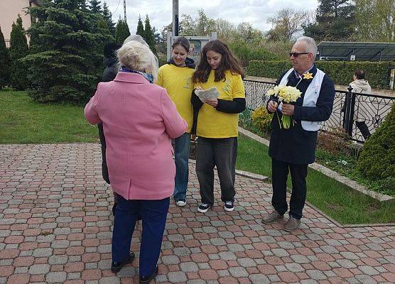 wolontariusze przed kościołem w Łebieniu