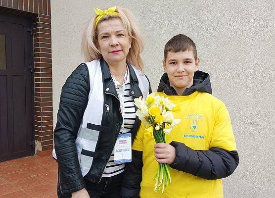 wolontariusze przed kościołem w Tawęcinie