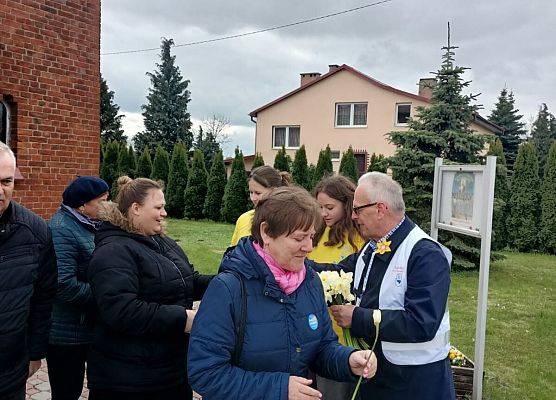 wolontariusze przed kościołem w Łebieniu