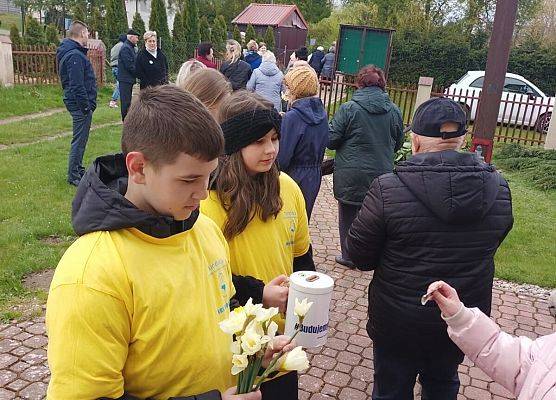 wolontariusze przed kościołem w Tawęcinie
